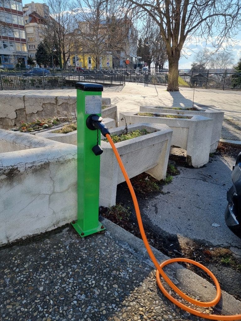 GigaCharger — Хотел „Рига“, Паркингът на хотел „Рига“, гр. Русе