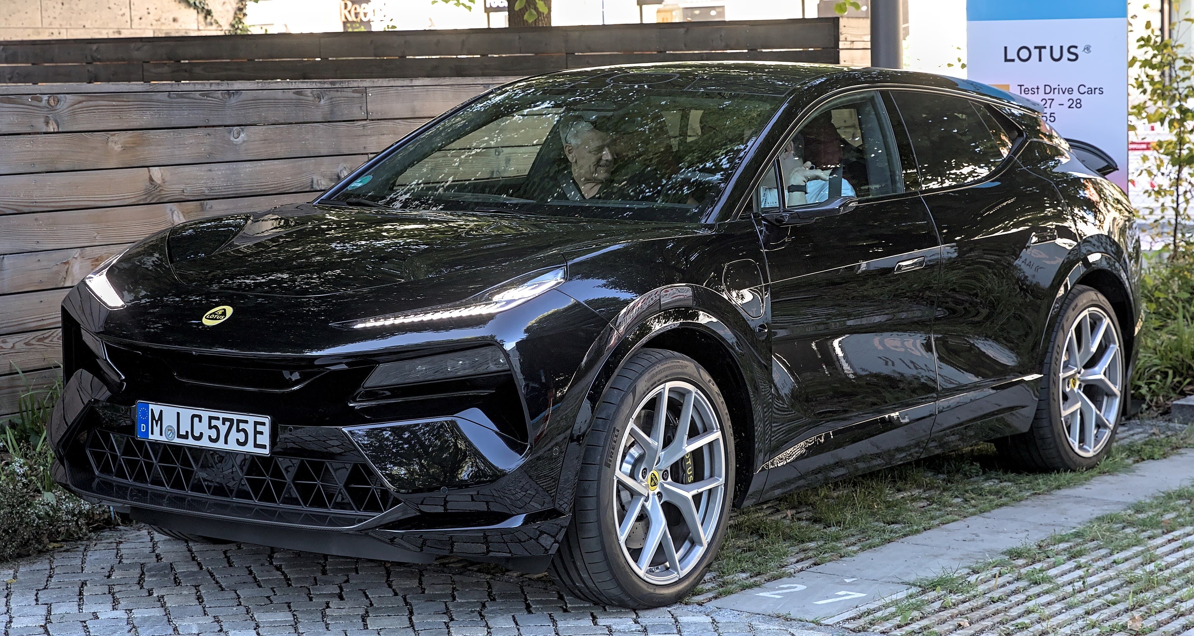 Lotus Eletre 600